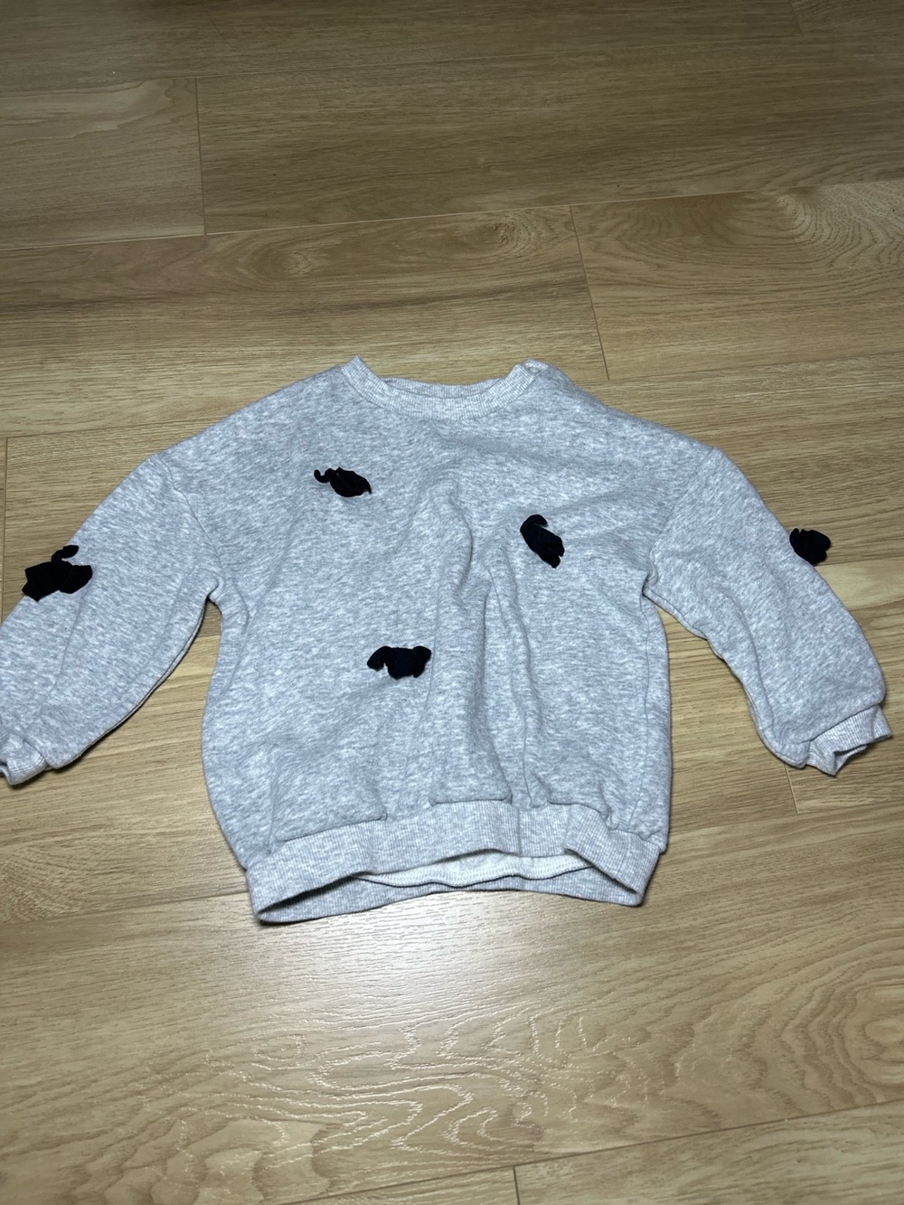 H&M Light Gray Sweatshirt with Black Appliqué